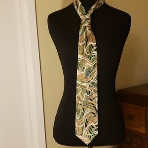Arrow silk tie with groovy pattern
